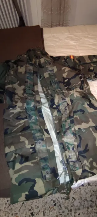 Chaqueta y pantalón de agua camuflaje