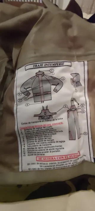 Chaqueta y pantalón de agua camuflaje