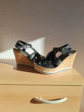 Sandalias negras con cuña y flecos