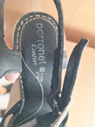 Sandalias negras con cuña y flecos