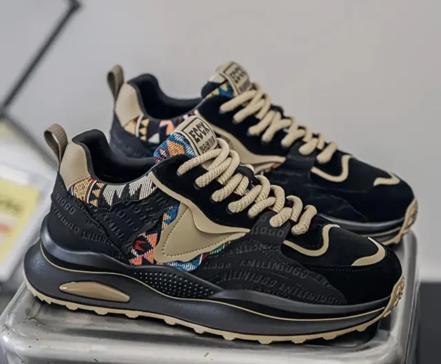 Zapatillas deportivas negras y multicolor