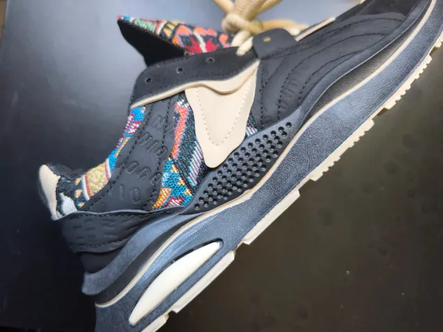 Zapatillas deportivas negras y multicolor