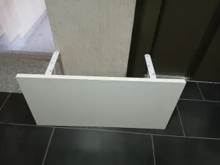 Estantería blanca con escuadras