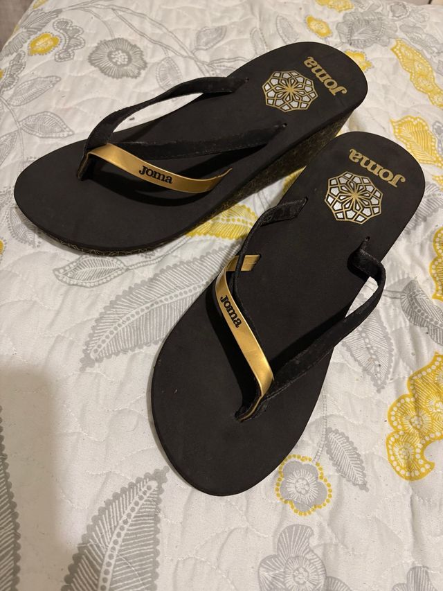 Chanclas Joma plataforma negras y doradas