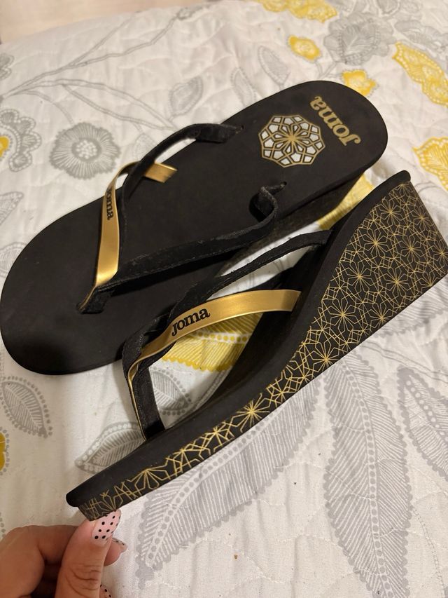 Chanclas Joma plataforma negras y doradas