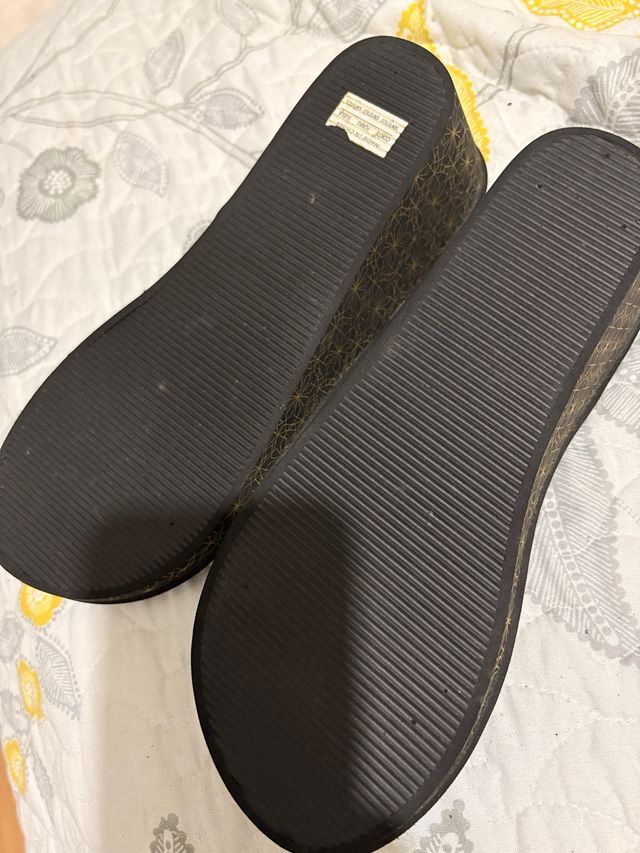 Chanclas Joma plataforma negras y doradas