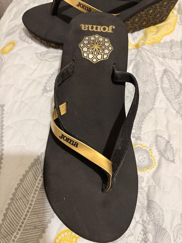 Chanclas Joma plataforma negras y doradas