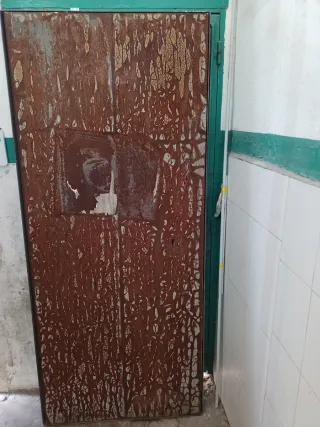 Puerta de seguridad metálica