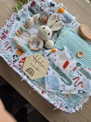 Cesta regalo bebé personalizada
