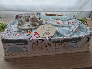 Cesta regalo bebé personalizada