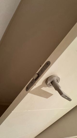 Puerta beige moderna