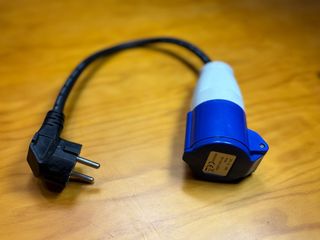 Adaptador Corriente Autocaravana