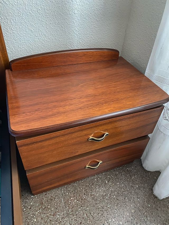 Dos mesitas de noche de madera