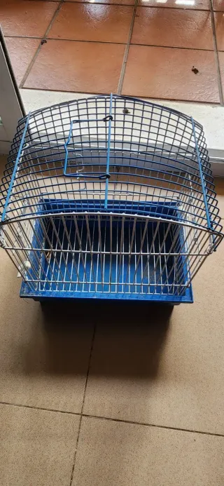 Jaula para pájaros azul y blanca