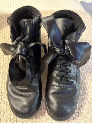 Zapatillas Reebok Negras con Lazos de Satén