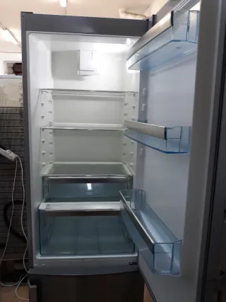 Nevera marca AEG altura 2 metro ancho 60cm cla