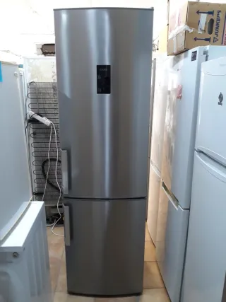 Nevera marca AEG altura 2 metro ancho 60cm cla