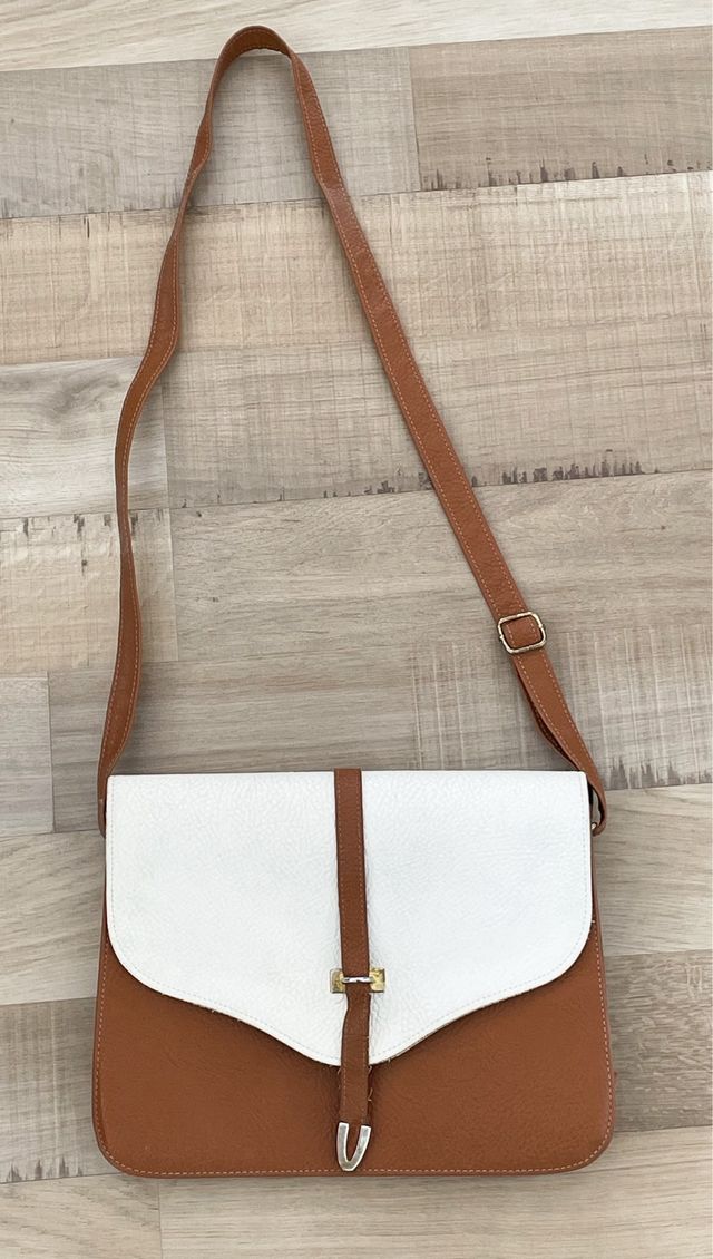 Bolso bandolera marrón y blanco