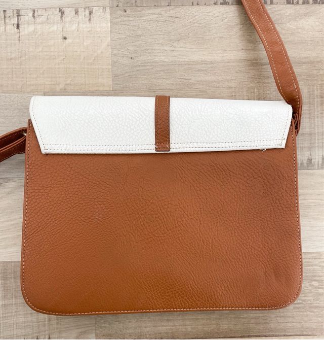 Bolso bandolera marrón y blanco
