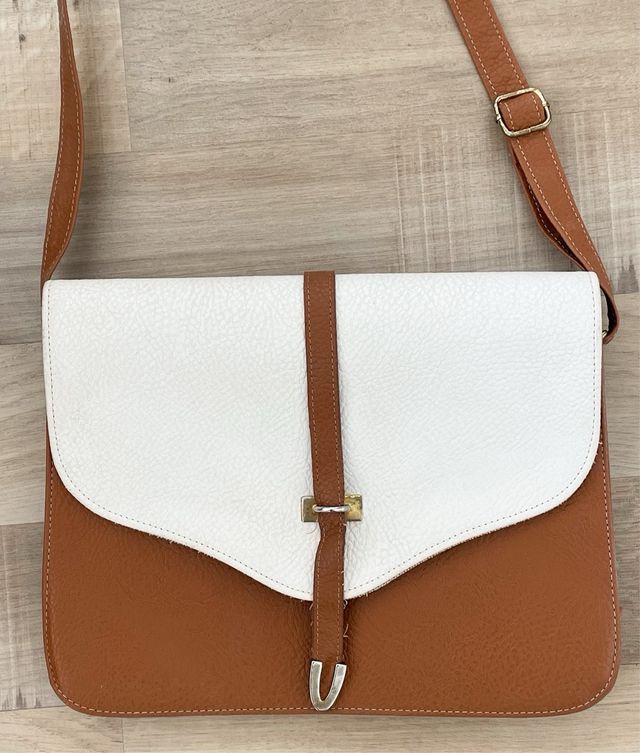 Bolso bandolera marrón y blanco