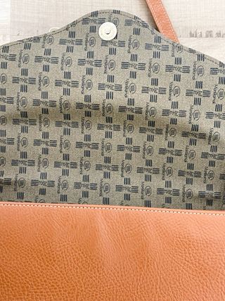 Bolso bandolera marrón y blanco