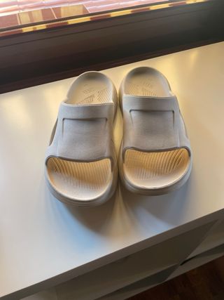 Chanclas beige
