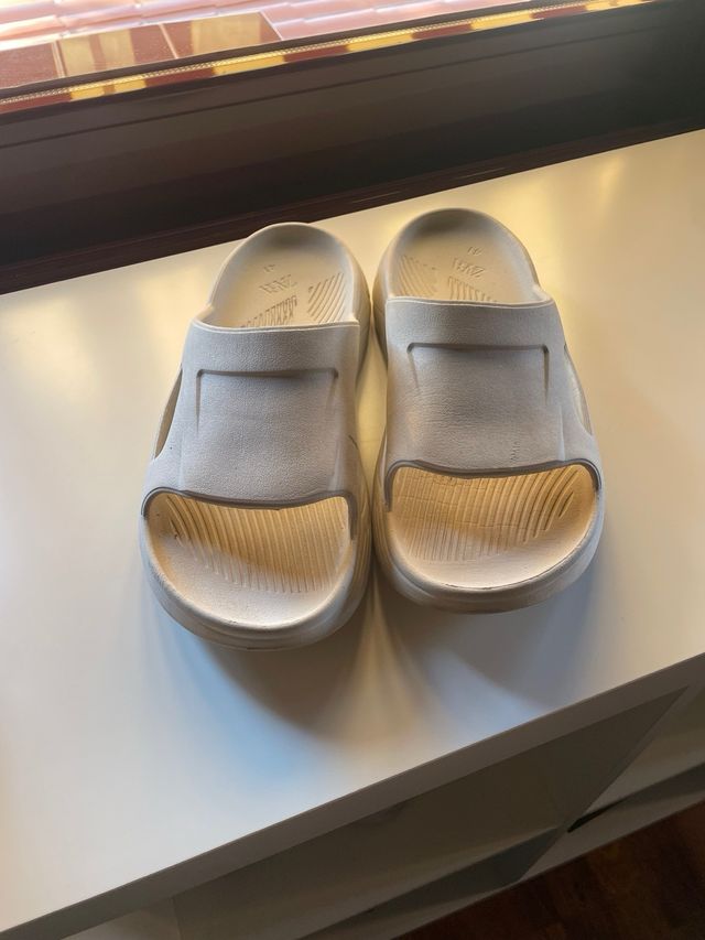 Chanclas beige