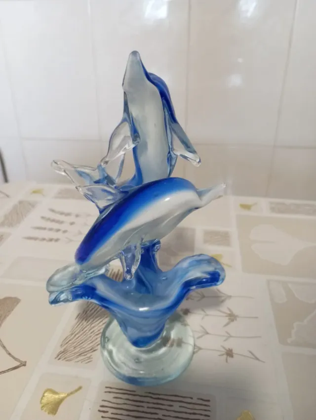 Figura di delfini in vetro
