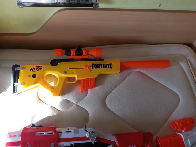 Nerf Fortnite Amarillo con Mira