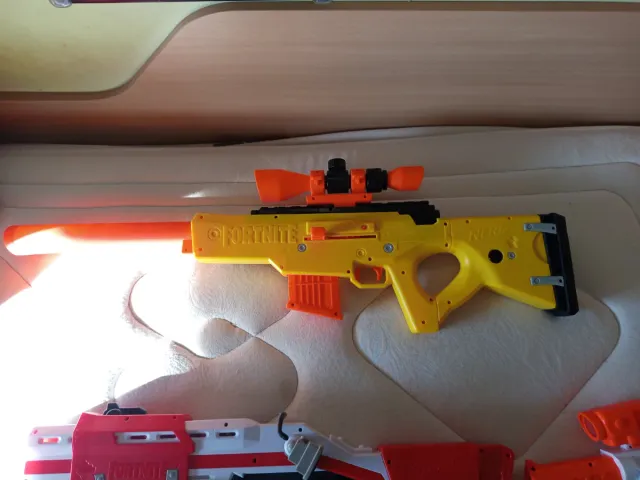 Nerf Fortnite Amarillo con Mira