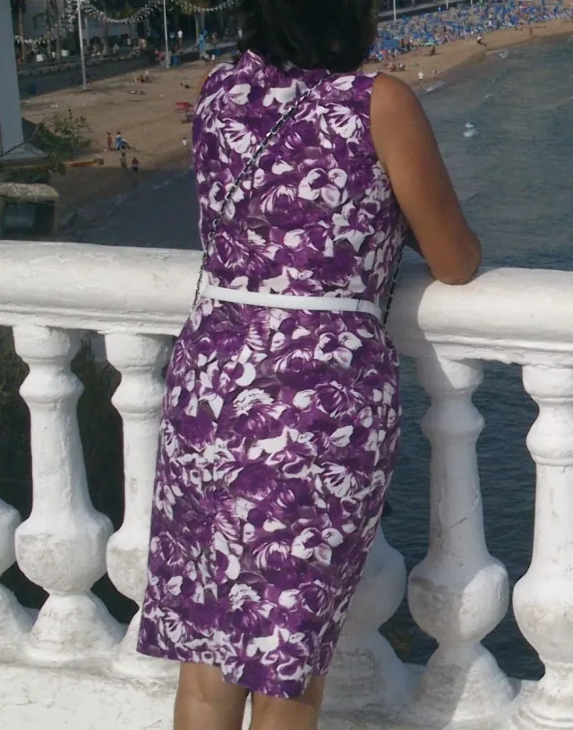 Vestido morado y blanco floral