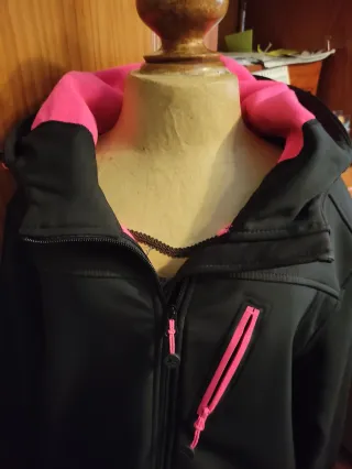 Cortavientos Tenth Mujer Negro y Fucsia