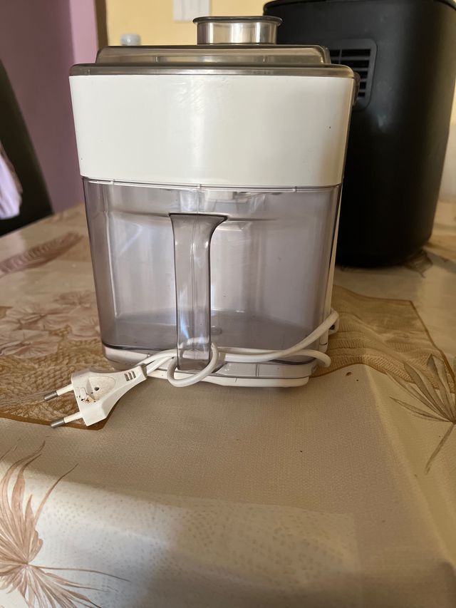 Batidora de vaso blanca y transparente