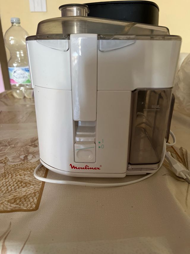 Batidora de vaso blanca y transparente