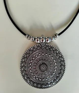 Collar plateado estilo étnico.