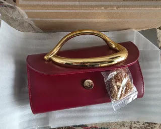 Bolso de fiesta con asa dorada