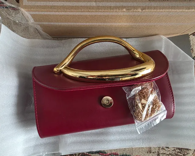 Bolso de fiesta con asa dorada