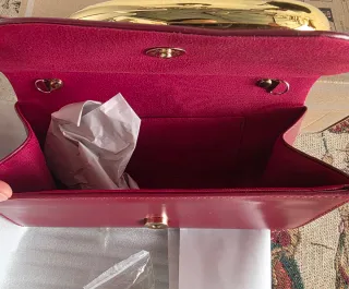 Bolso de fiesta con asa dorada