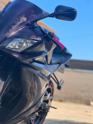 Moto deportiva morada con detalles rosas