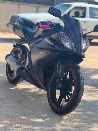 Moto deportiva morada con detalles rosas