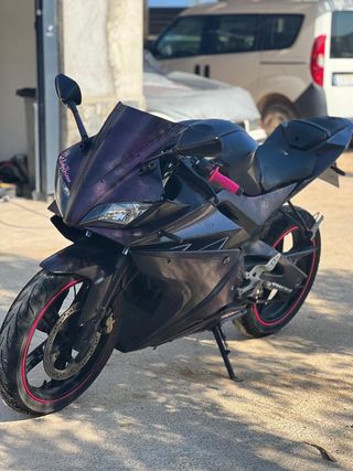 Moto deportiva morada con detalles rosas