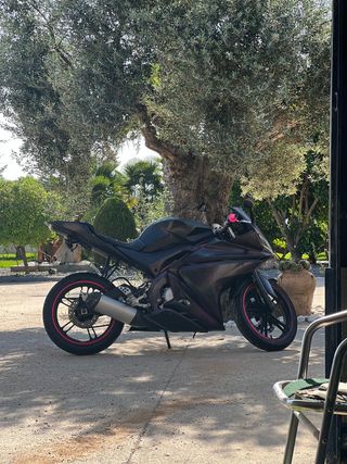 Moto deportiva morada con detalles rosas