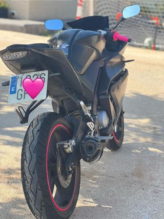 Moto deportiva morada con detalles rosas