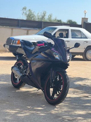 Moto deportiva morada con detalles rosas