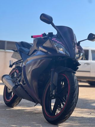 Moto deportiva morada con detalles rosas