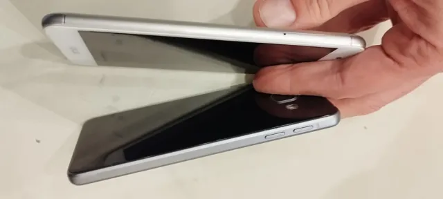 Lotto 2 Cellulari Asus e Samsung  A3 da testare