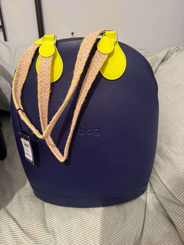 Bolso O bag azul con asas amarillas