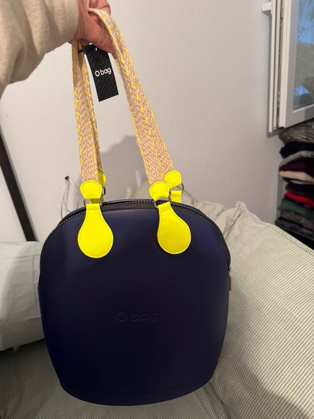 Bolso O bag azul con asas amarillas