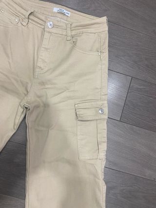 Pantalón cargo beige elástico