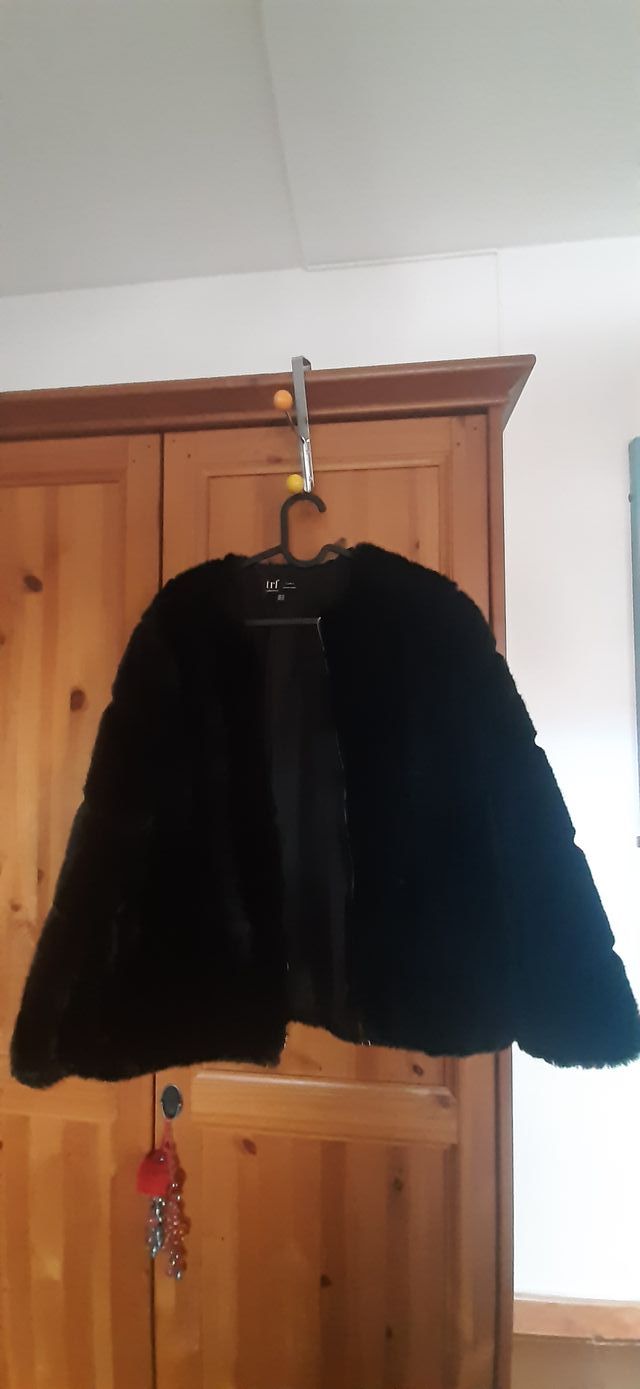 Chaqueta pelo negra con cremallera